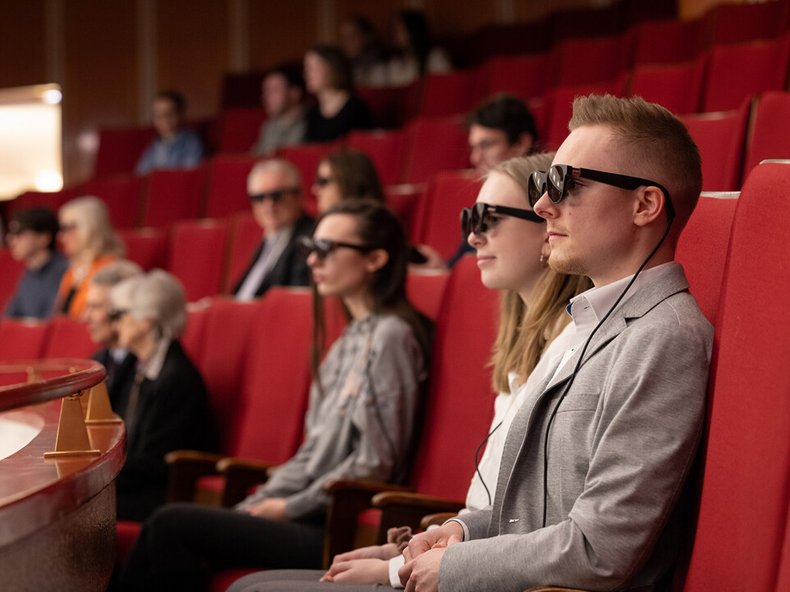 © Lukas Loss; Mit der AR-Brille im Opernhaus Düsseldorf