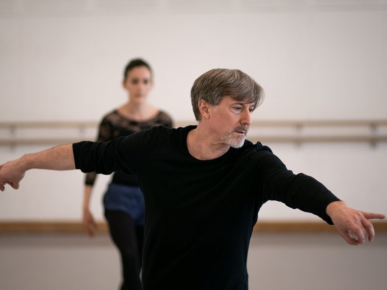 © Wiener Staatsballett / Ashley Taylor - Martin Schläpfer bei den Proben